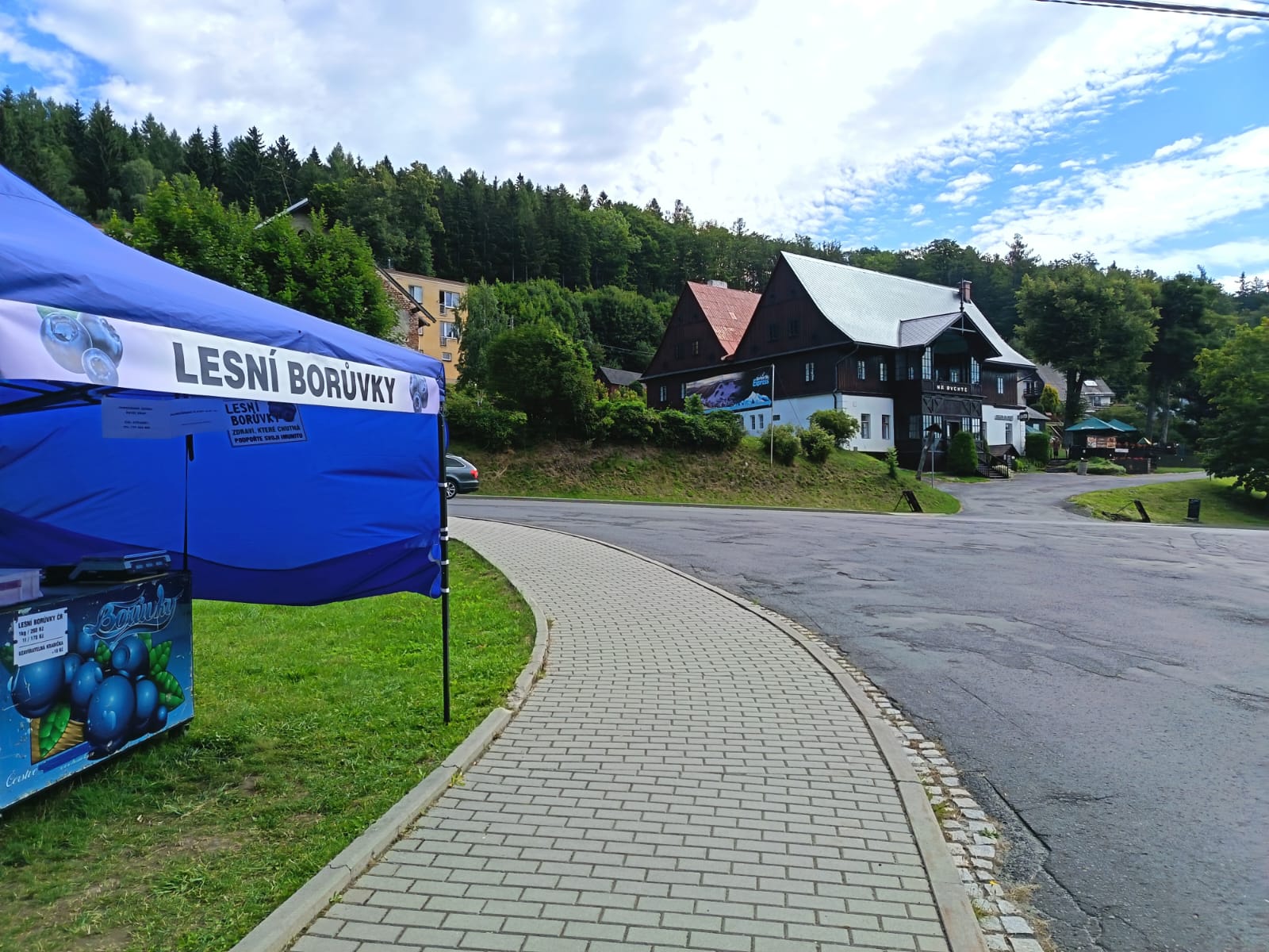 Okolí stánku v Malé Morávce – křižovatka a příjezd